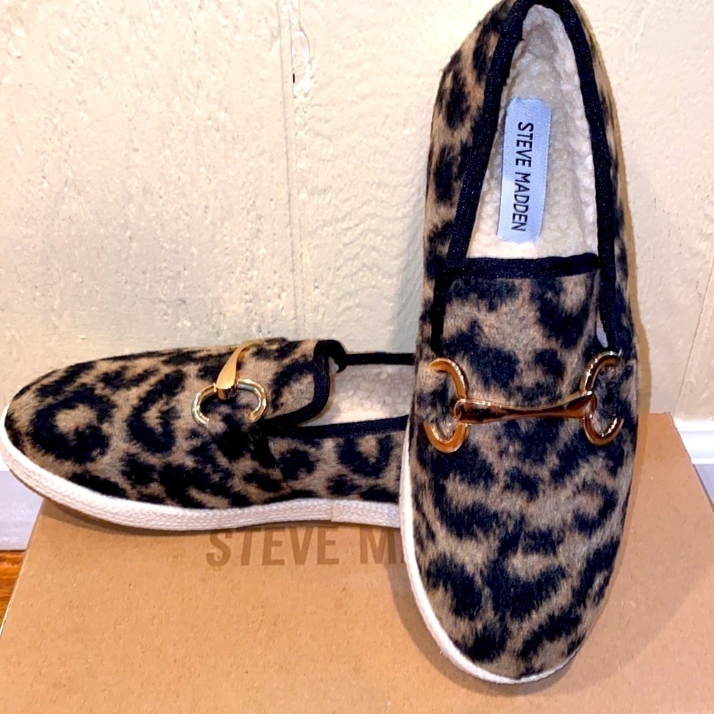 Steve Madden Paxtyn leopard fabric loafer with faux fur lining. Size 7. NWT/Box.
